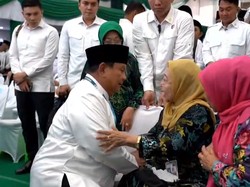 Momen Hangat Prabowo Sungkem ke Putri Pendiri NU Nyai Chisbiyah Wahab
