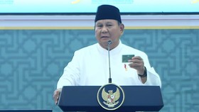 Presiden RI Prabowo Subianto menerima Kartu Tanda Anggota Nahdlatul Ulama (KARTANU) di Penutupan Muktamar ke-35 NU, di Pondok Pesantren Bahrul Ulum, Jombang, Jatim, Senin (31/8).