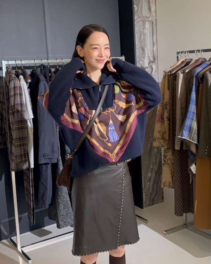 Sang aktris menyapa manis para awak media yang hadir di lokasi pameran busana dilaksanakan yakni di Cove The Jangchung, Jung-gu, Seoul dengan penampilan stylish-nya yang karismatik./ Foto: instagram.com/shinhs831