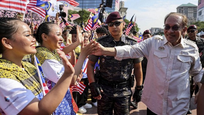 Malaysian Prime Minister Anwar Ibrahim greets performers during the 69th Independence Day celebration in Putrajaya, Malaysia, August 31, 2026. REUTERS/Hasnoor Hussain