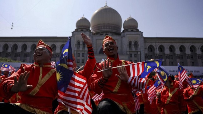 Performers dance during the 69th National Day celebration in Putrajaya, Malaysia, August 31, 2026. REUTERS/Hasnoor Hussain