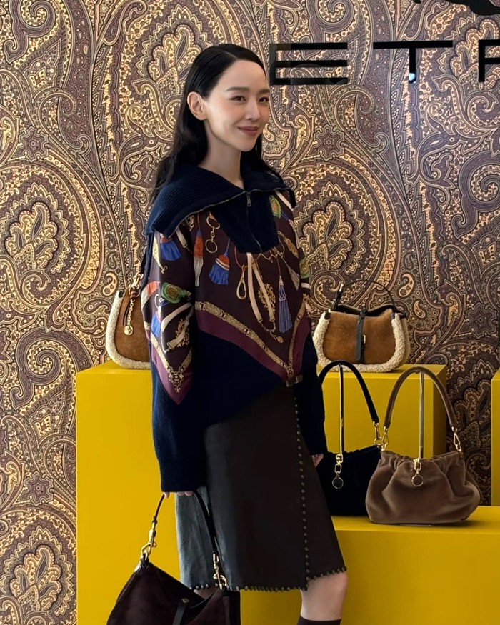 Sementara itu, ETRO mengusung tema 'ETRO Look Foward' dalam koleksi FW2026 yang mengedepankan identitas brand melalui corak eksklusif bermotif tartan check hingga paisley./ Foto: instagram.com/shinhs831