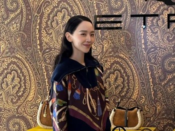 Sementara itu, ETRO mengusung tema 'ETRO Look Foward' dalam koleksi FW2026 yang mengedepankan identitas brand melalui corak eksklusif bermotif tartan check hingga paisley./ Foto: instagram.com/shinhs831