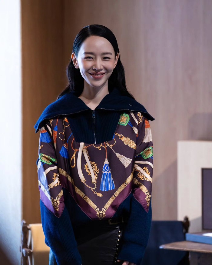 Shin Hae Sun belum lama ini menyapa publik melalui kehadirannya di event terbaru ETRO yang baru saja meluncurkan sejumlah koleksi pakaian terbaru untuk menyambut datangnya musim gugur dan musim dingin dalam edisi FW2026./ Foto: instagram.com/shinhs831