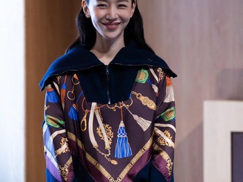 Shin Hae Sun belum lama ini menyapa publik melalui kehadirannya di event terbaru ETRO yang baru saja meluncurkan sejumlah koleksi pakaian terbaru untuk menyambut datangnya musim gugur dan musim dingin dalam edisi FW2026./ Foto: instagram.com/shinhs831