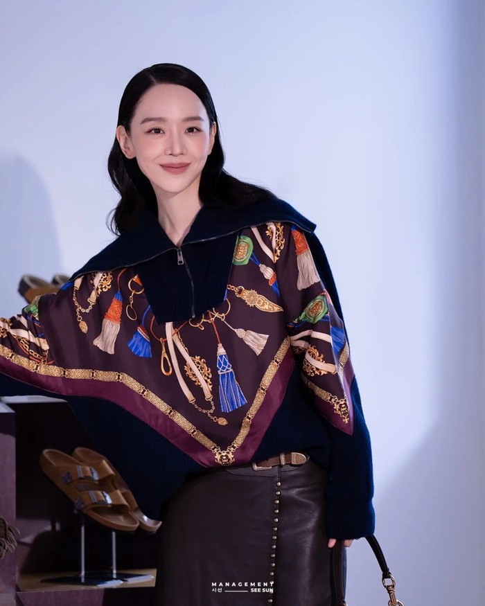 Shin Hae Sun seolah memulai awalan baru bersama dengan ETRO yang meluncurkan koleksi baru dengan konsep lebih matang sebagaimana sang aktris baru saja memasuki usia baru ke-37 tahun pada (31/8)./ Foto: instagram.com/official_seesun