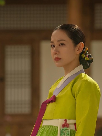 5 Potret Anggun Son Ye Jin yang Akan Bintangi Drakor Sageuk The Scandal