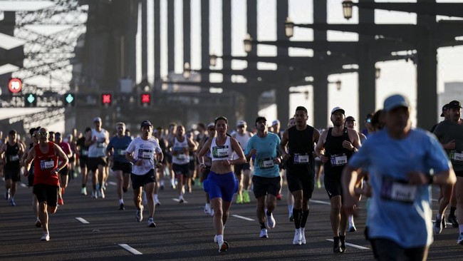 Athletics - Sydney Marathon - Sydney, Australia - August 30, 2026Competitors run across the Sydney Harbour Bridge during the Marathon REUTERS/Hollie Adams