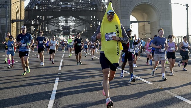 Athletics - Sydney Marathon - Sydney, Australia - August 30, 2026Competitors run across the Sydney Harbour Bridge during the Marathon REUTERS/Hollie Adams