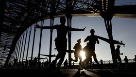 Athletics - Sydney Marathon - Sydney, Australia - August 30, 2026Competitors run across the Sydney Harbour Bridge during the Marathon REUTERS/Hollie Adams     TPX IMAGES OF THE DAY