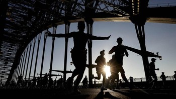 Athletics - Sydney Marathon - Sydney, Australia - August 30, 2026Competitors run across the Sydney Harbour Bridge during the Marathon REUTERS/Hollie Adams     TPX IMAGES OF THE DAY
