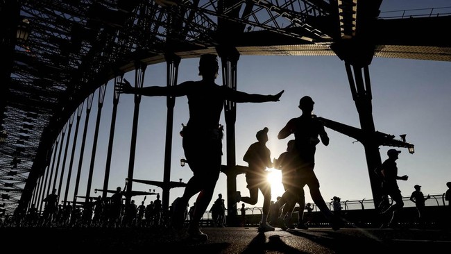 Athletics - Sydney Marathon - Sydney, Australia - August 30, 2026Competitors run across the Sydney Harbour Bridge during the Marathon REUTERS/Hollie Adams     TPX IMAGES OF THE DAY