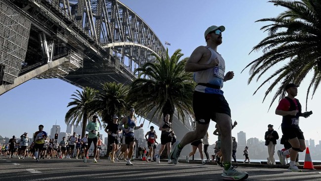 Athletes cross the Harbour Bridge as they compete in the 2026 Sydney Marathon on August 30, 2026. (Photo by Izhar KHAN / AFP) / --IMAGE RESTRICTED TO EDITORIAL USE - STRICTLY NO COMMERCIAL USE--