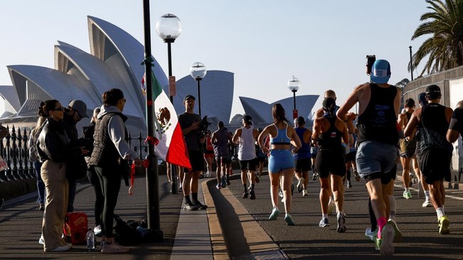 Athletes pass by the Sydney Opera House during the 2026 Sydney Marathon on August 30, 2026. (Photo by Izhar KHAN / AFP) / --IMAGE RESTRICTED TO EDITORIAL USE - STRICTLY NO COMMERCIAL USE--