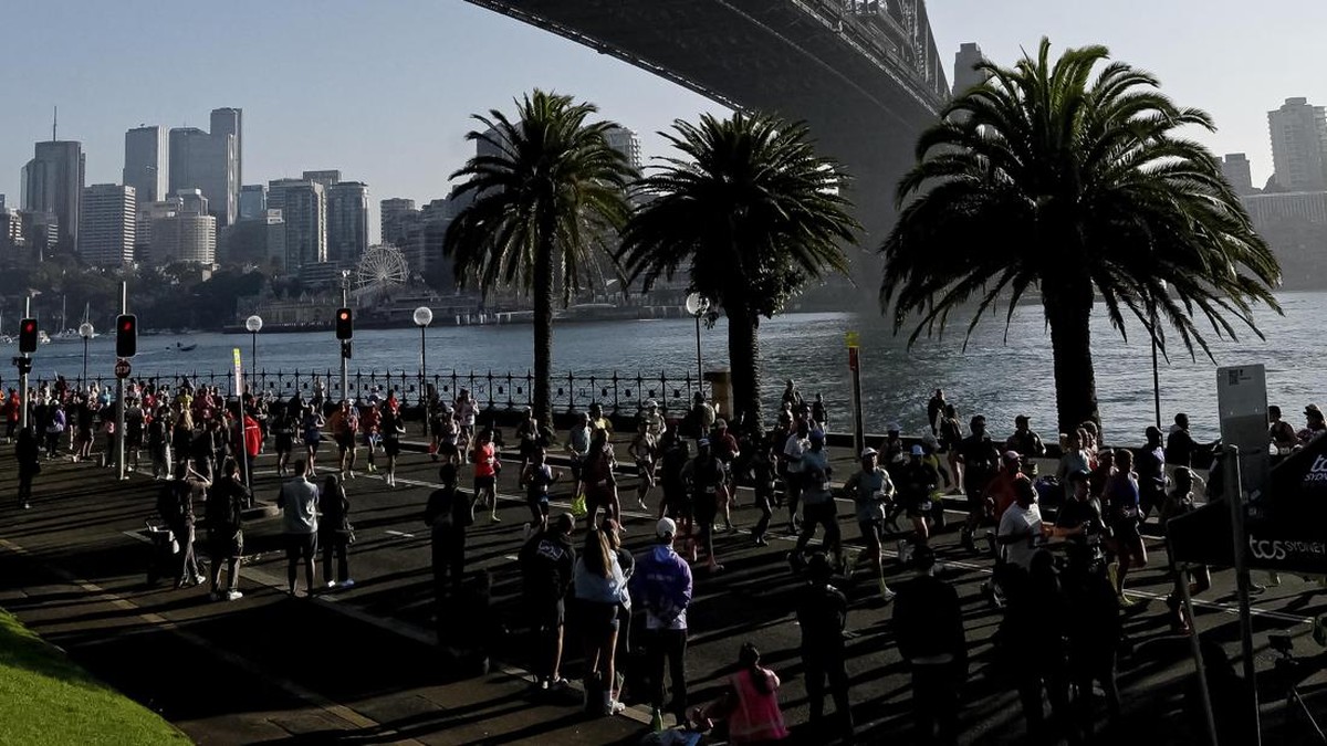 Runners cross the Harbour Bridge as they compete in the 2026 Sydney Marathon on August 30, 2026. (Photo by Izhar KHAN / AFP) / --IMAGE RESTRICTED TO EDITORIAL USE - STRICTLY NO COMMERCIAL USE--
