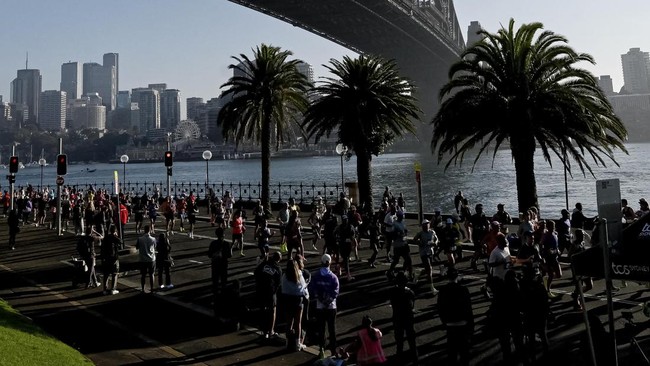 Runners cross the Harbour Bridge as they compete in the 2026 Sydney Marathon on August 30, 2026. (Photo by Izhar KHAN / AFP) / --IMAGE RESTRICTED TO EDITORIAL USE - STRICTLY NO COMMERCIAL USE--