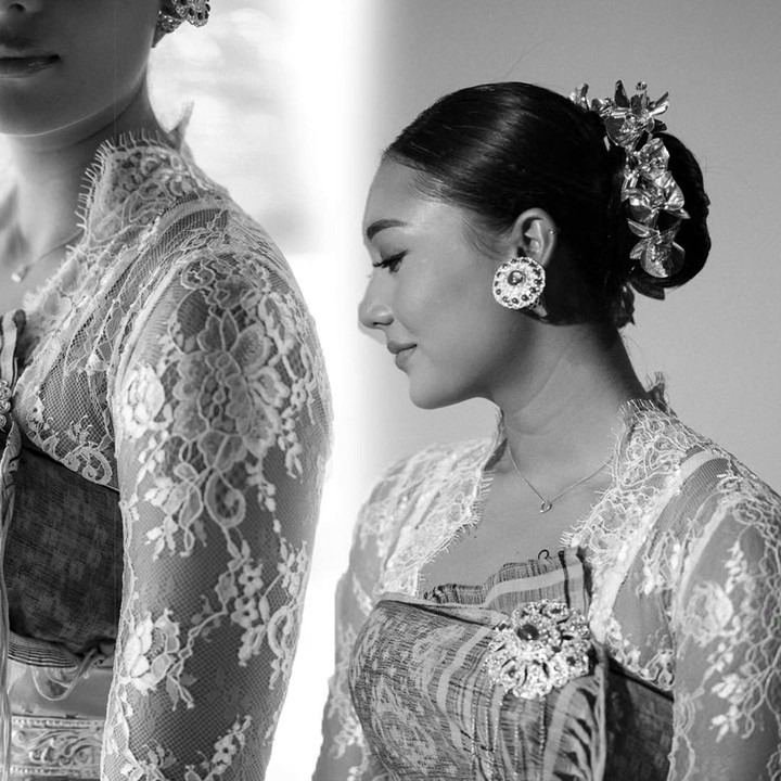 <p>Suri Jabrik adalah putri sulung dari Tipi Jabrik, yang merupakan kakak dari Luna Maya. Suri yang menetap di Bali, sudah beberapa tahun ini fokus menjalani kariernya sebagai atlet <em>surfing</em>. Keputusan Suri untuk menjadi atlet tak lepas dari pengaruh sang ayah yang sudah lama dikenal sebagai atlet <em>surfing</em> Indonesia, Bunda. (Foto: Instagram @lunamaya)</p>