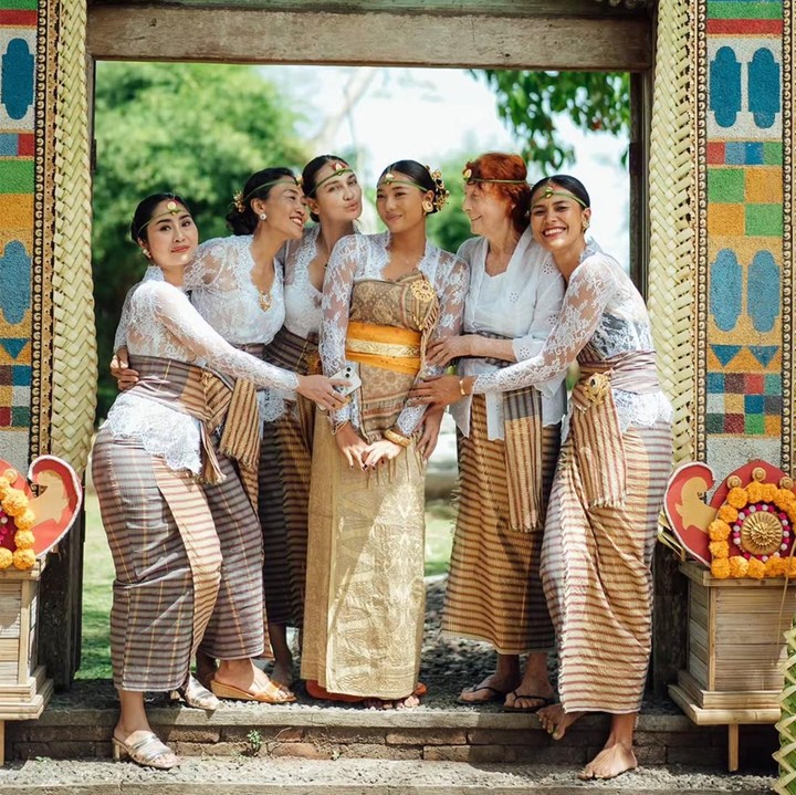 <p>Momen saat Suri menjalani ritual <em>menek kelih</em> dibagikan Luna Maya di Instagram miliknya. Sang tante menunjukkan dukungan keluarga besar untuk Suri selama menjalani menek kelih. Keluarga Luna kompak mengenakan kebaya Bali berwarna putih, yang dipadukan dengan baik tradisional. (Foto: Instagram @lunamaya)</p>