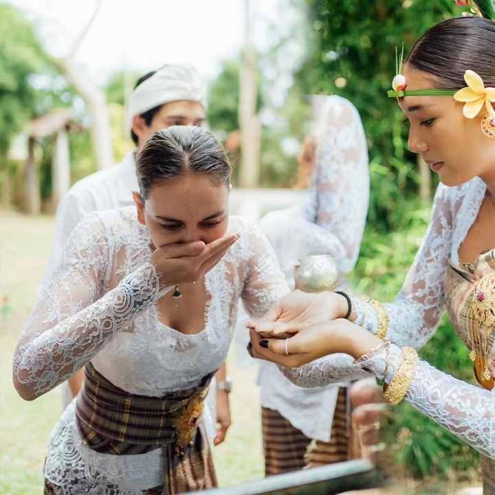 <p>Melalui unggahan ini, Luna Maya mengungkap doanya untuk sang keponakan yang sudah menginjak usia dewasa. Luna berharap Suri bisa menempuh perjalanan yang indah di masa depan. "Untuk @suri.jabrik, dengan segenap cinta dan doa kami demi perjalanan indah yang menanti di depan," tulis sang aktris. (Foto: Instagram @lunamaya)</p>