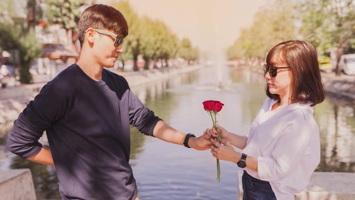 3 Tanda Kamu Sedang Terkena Love Bombing
