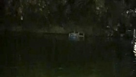 WNA Aljzair berinisil BZ (30) melakukan ritual keagamaan dengan berendam di Danau Sunter, Jakarta Utara pada Minggu (30/8) malam.