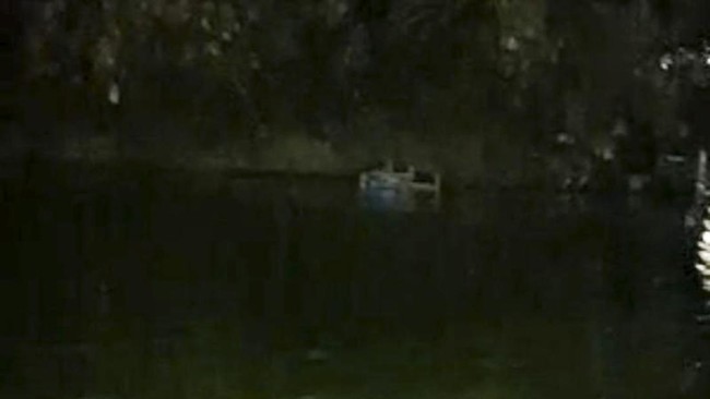WNA Aljzair berinisil BZ (30) melakukan ritual keagamaan dengan berendam di Danau Sunter, Jakarta Utara pada Minggu (30/8) malam.