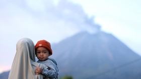 Wisatawan melihat erupsi Gunung Sinabung di Desa Kutarayat, Kecamatan Naman Teran, Kabupaten Karo, Sumatera Utara, Selasa (1/9/2026). Pusat Vulcanologi dan Mitigasi Bencana Geologi menyampaikan bahwa tingkat aktivitas Gunung Sinabung berada di level