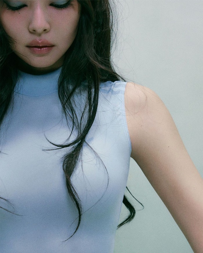 Anggota girl group asuhan YG Entertainment yang sudah melebarkan sayap sebagai penyanyi solo sejak tahun 2018 satu ini terlihat menari dalam unggahan tersebut. adidas pun menyisipkan caption, &lsquo;Coming Soon, Sep 1&rsquo;./ Foto: instagram.com/adidasoriginals