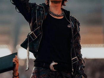 Aura bintang j-hope yang kian terpancar serta gaya berpakaian sang idol pun berhasil memikat hati netizen dan membuat ARMY (nama fandom resmi BTS) semakin jatuh hati. Jadi, outfit mana nih yang jadi favoritmu, Beauties? / Foto: instagram.com/uarmyhope