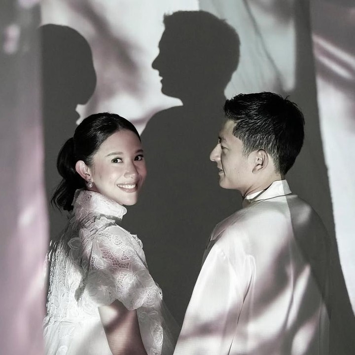 <p>Di maternity shoot ini, Athina dan Rio mengusung dua tema yakni serba putih dan hitam. Dengan dua tema tersebut, pasangan ini tampak serasi dan siap menyambut calon anak pertama mereka. (Foto: Instagram @rharyantoracing)</p>
