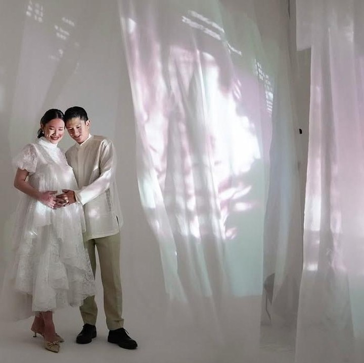 <p>Di setiap maternity shoot, Athina memancarkan aura ibu hamil yang elegan dan cantik dengan makeup soft dan flawless riasan MUA Faika Yufandi Sujudi.(Foto: @rharyantoracing)</p>