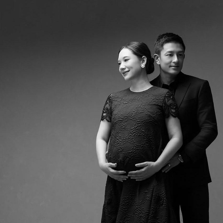 <p>Di tema kedua Keponakan Sandiaga Uno ini tampil serba hitam. Ia memakai maxi dress brokat hitam berlengan pendek sedangkan Rio memadukan setelan jas dan celana panjang. (Foto: @rharyantoracing)</p>