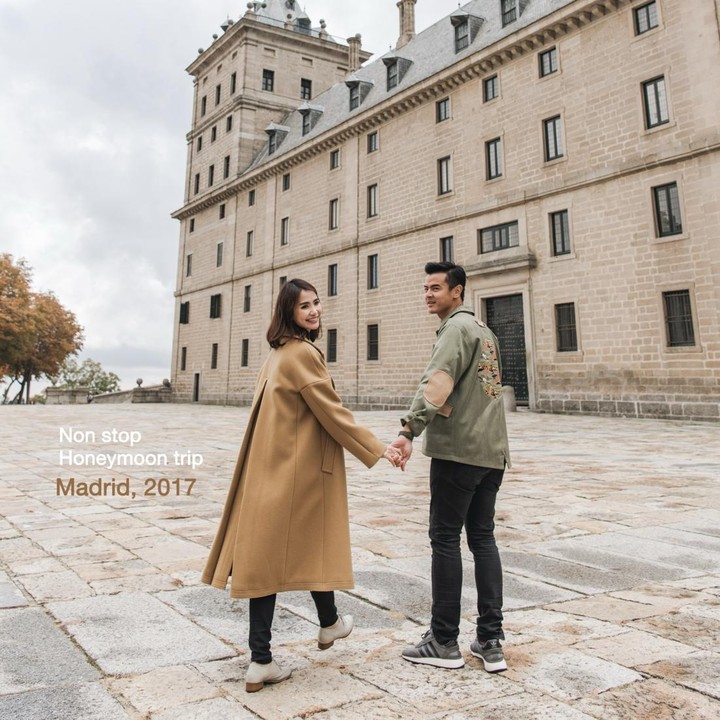 <p>Alih-alih mem-<em>posting</em> foto perayaaan anniversary, Fiona membagikan momen liburannya ke berbagai negara dengan sang suami selama mengaruhi bahtera rumah tangga. Foto pertama yang dibagikan diambil saat Dion dan Fiona baru menikah atau saat bulan madu ke Italia. (Foto: Instagram @fionaanthony /@dionwiyoko)</p>