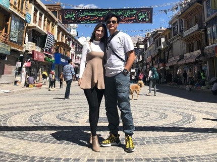 Dion Wiyoko & Istri Rayakan Anniversary Ke-9, Kenang Momen Liburan di Berbagai Negara