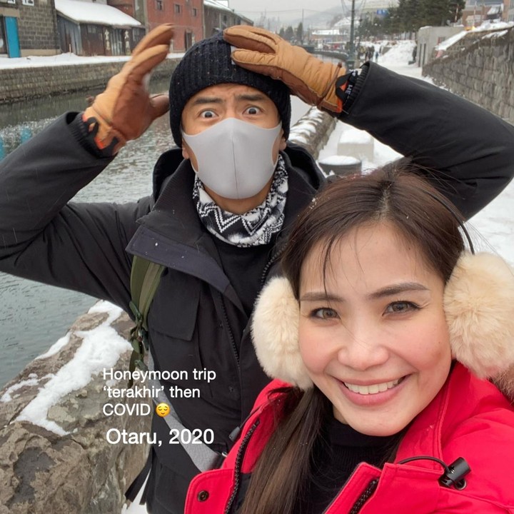 <p>Dion dan Fiona juga pernah liburan untuk bulan madu ke Otaru di Jepang. Pasangan yang telah dikaruniai seorang putri ini menikmati liburan 'terakhir' sebelum banyak negara melakukan <em>lockdown</em> karena pandemi COVID-19. (Foto: Instagram @fionaanthony /@dionwiyoko)</p>