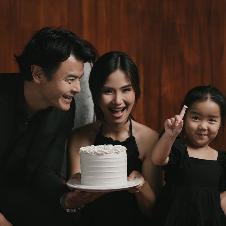<p>Berbeda dengan perayaan ulang tahun pernikahan sebelumnya, tahun ini Dion dan Fiona merayakan dengan cara yang unik. Keduanya tidak lagi liburan melainkan menghabiskan waktu bersama di rumah. "September 2026. Merayakan ulang tahun pernikahan ke-9 seperti seorang profesional. Saya membaca buku di balkon rumah, dia (Dion) menonton tenis di dalam rumah," tulis Fiona. (Foto: Instagram @fionaanthony /@dionwiyoko)</p>