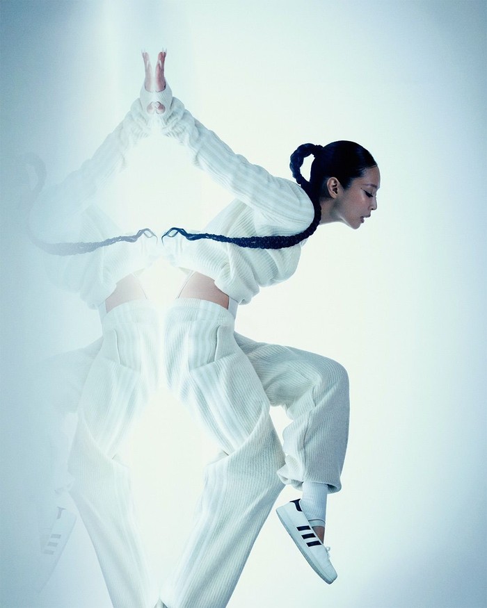 Hal itu sontak bikin fans makin penasaran dan antusias menantikan perilisan koleksi eksklusif yang diberi tagline &lsquo;Functional Grace&rsquo; tersebut, terlebih lagi mengetahui fakta bahwa Jennie ikut andil dalam pembuatannya./ Foto: instagram.com/adidasoriginals