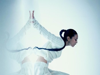Hal itu sontak bikin fans makin penasaran dan antusias menantikan perilisan koleksi eksklusif yang diberi tagline &lsquo;Functional Grace&rsquo; tersebut, terlebih lagi mengetahui fakta bahwa Jennie ikut andil dalam pembuatannya./ Foto: instagram.com/adidasoriginals