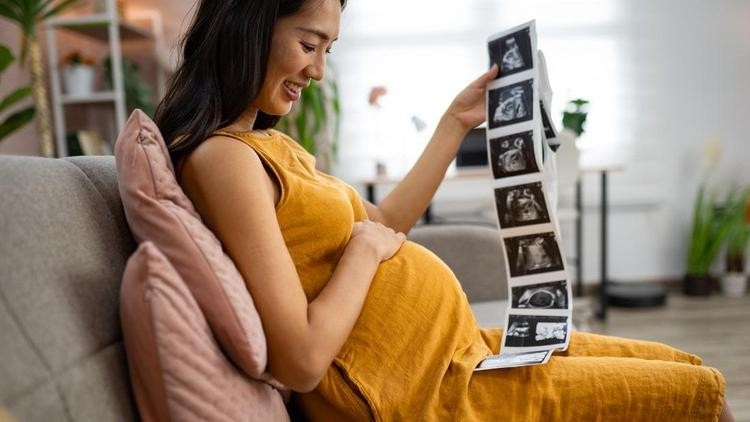Bunda wajib tahu nih hamil 14 minggu apa yang dirasakan dan perubahan apa saja yang terjadi&quest; simak yuk Bunda penjelasan selengkapnya berikut&period;