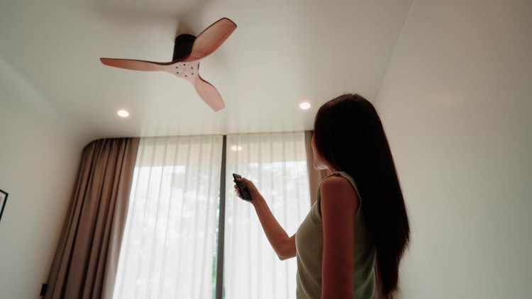 Turning on and off a ceiling fan&comma; using a remote control&period;
