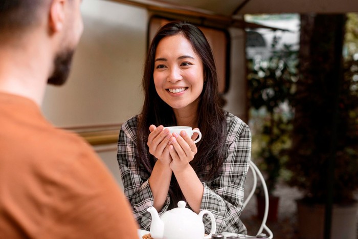Orang dengan kecerdasan emosional tinggi dapat menangkap isyarat non-verbal seseorang. Mereka bisa menangkap saat mereka tersenyum tulus, perubahan postur tubuh, hingga perasaannya.