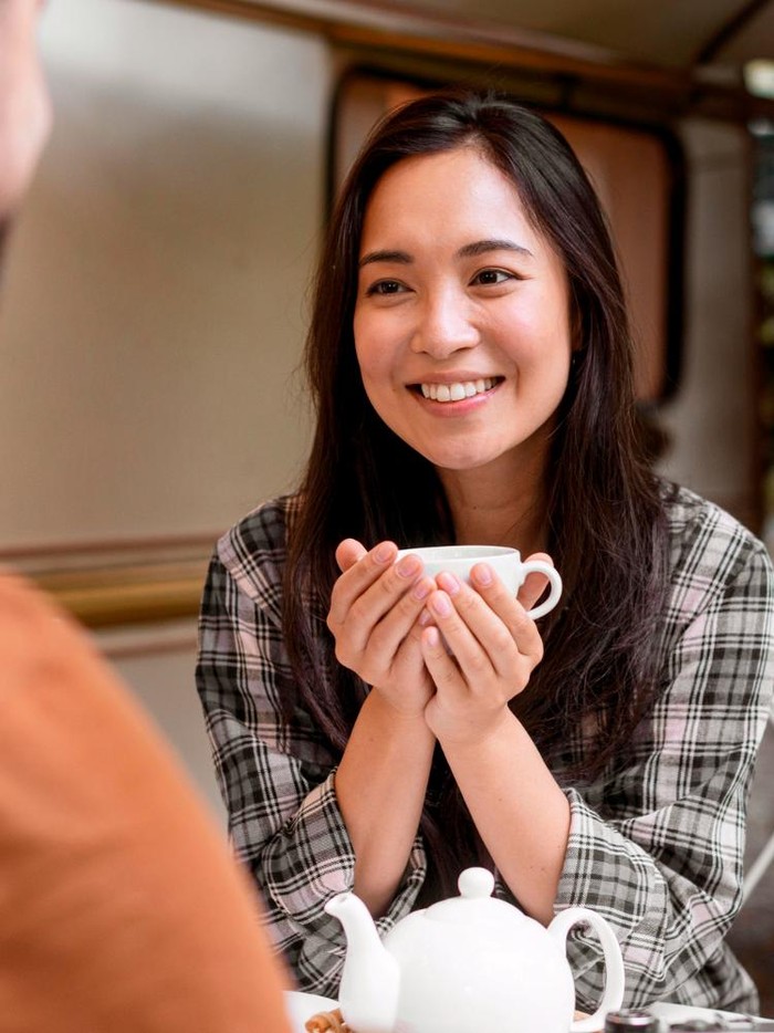 Orang dengan kecerdasan emosional tinggi dapat menangkap isyarat non-verbal seseorang. Mereka bisa menangkap saat mereka tersenyum tulus, perubahan postur tubuh, hingga perasaannya.