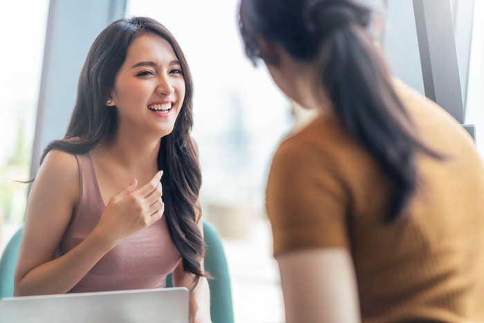 Kalimat orang ber-EQ tinggi yang mengubah obrolan ringan menjadi hubungan yang tulus selanjutnya adalah saat mereka mengatakan, “Apa yang membuatmu tersenyum hari ini?”