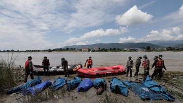 FOTO: Korban Tewas Banjir Bandang Nepal-China Tembus 1.000 Orang