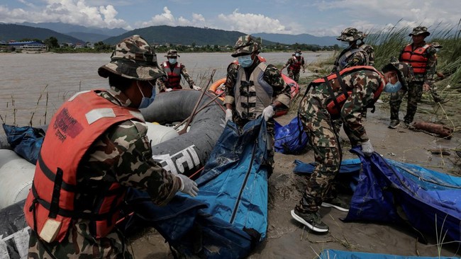 Members of the Nepal Army load bodies that were washed away by flash floods and a mudslide into an inflatable raft after retrieving them in Narayani River, Chitwan, Nepal, August 31, 2026. REUTERS/Navesh Chitrakar