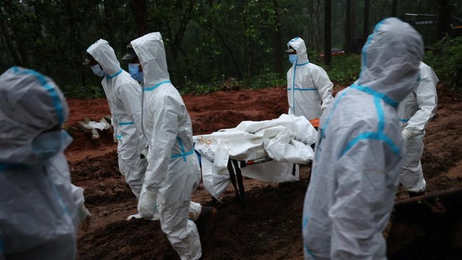 Armed Police Force (APF) officers transport a body to the pit at Devghat mass burial site for victims of deadly flash floods and mudslides in Chitwan, Nepal, August 31, 2026. REUTERS/Adnan Abidi