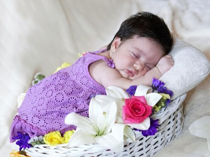150 Nama Bayi Terinspirasi Lily dan Artinya untuk Anak Laki-laki & Perempuan