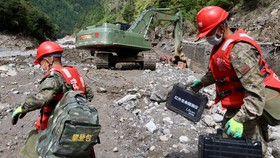 China membangun kembali jalan yang rusak hanya dalam hitungan hari akibat banjir bandang di wilayah Gyirong, Shigatse, Daerah Otonom Xizang.