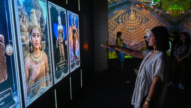 Pengunjung melihat pameran imersif Purwacarita Borobudur di Galeri Indonesia Kaya, Grand Indonesia, Jakarta, Selasa (1/9/2026).
