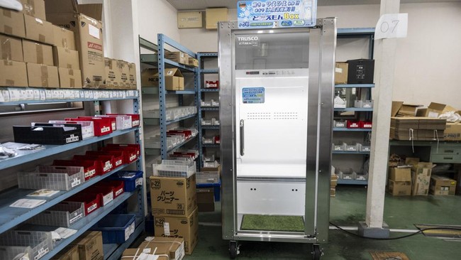 A cooling box for workers also known as a
